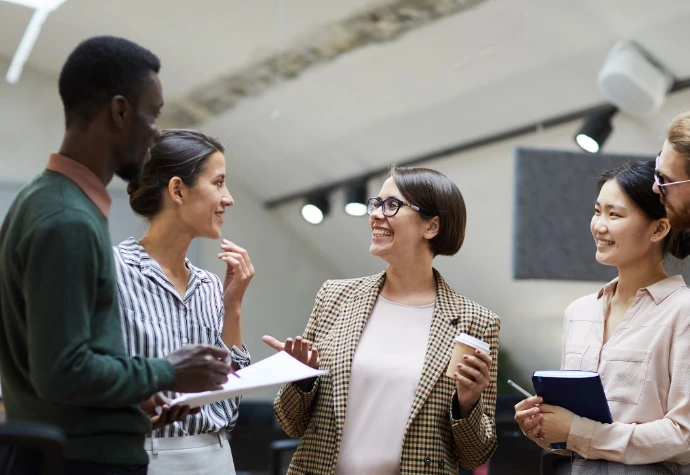 Groupe dynamique de collègues en train de collaborer, de prendre des notes et de partager des idées lors d'une réunion de brainstorming en bureau. Convient pour illustrer la cohésion d'équipe, le travail collaboratif et la vie en entreprise.